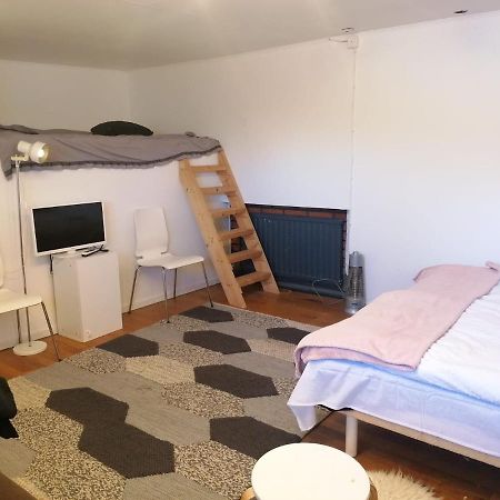 Ett Rums Laegenhet Med Egen Ingang, Parkering Örebro Esterno foto