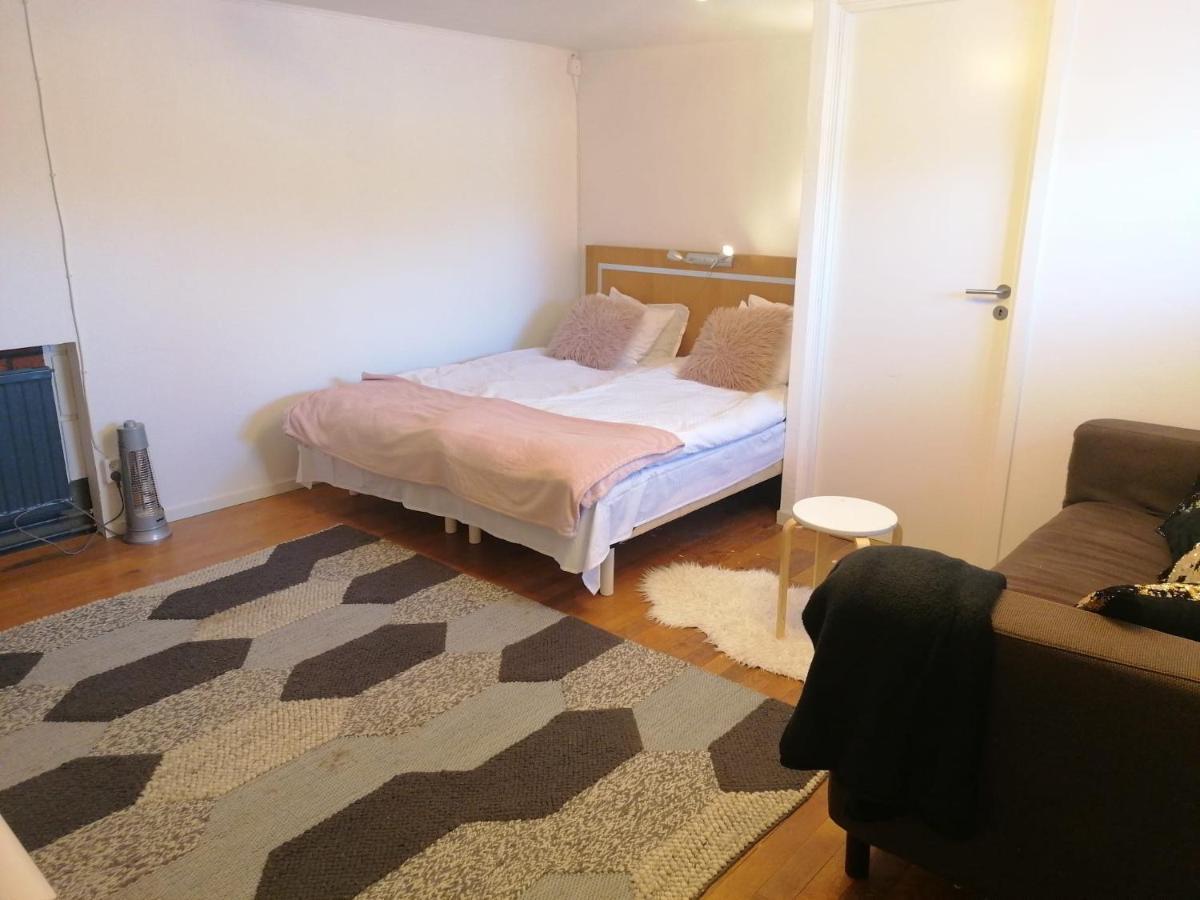 Ett Rums Laegenhet Med Egen Ingang, Parkering Örebro Esterno foto