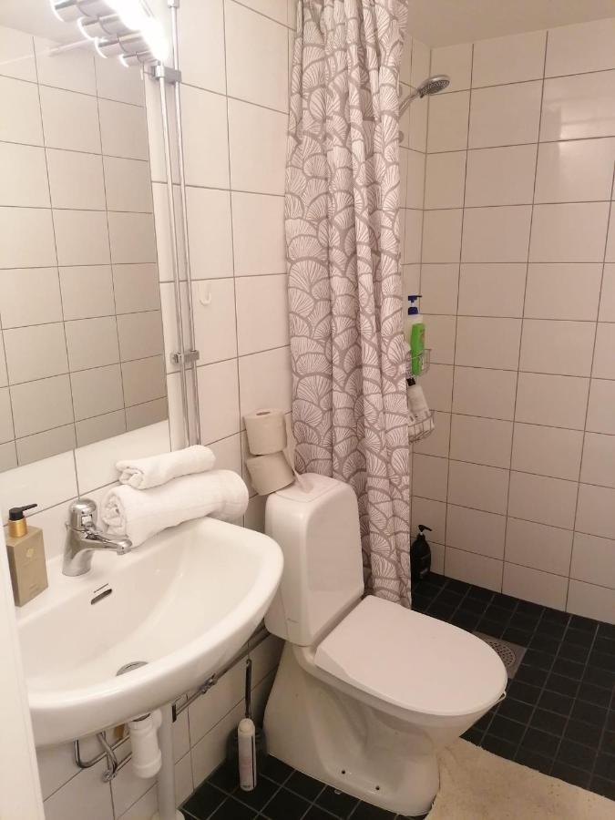 Ett Rums Laegenhet Med Egen Ingang, Parkering Örebro Esterno foto